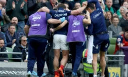 Le demi de mêlé des Bleus sort, porté par les soigneurs, après sa blessure à un genou durant la rencontre du Tournoi des six nations contre l'Irlande, le 8 mars 2025 à Dublin