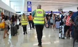 Des responsables britanniques apportent leur aide à des clients de Thomas Cook à l'aéroport de Cancun, au Mexique, le 23 septembre 2019