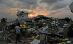 Coucher de soleil sur Pedernales, ville sinistrée après le puissant séisme qui a fait au moins 272 morts 