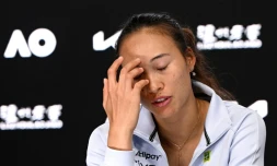 Cette photo diffusée par Tennis Australia le 15 janvier 2025 montre la Chinoise Zheng Qinwen s'exprimant lors d'une conférence de presse après sa défaite en simple contre l'Allemande Laura Siegemund à l'Open d'Australie de tennis, à Melbourne