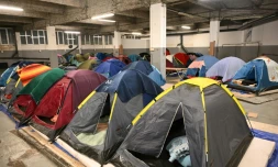 Des tentes de sans-abri dans un parking à Paris, près de l'Arc de Triomphe, le 1er mars 2023 