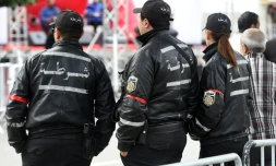 Des policiers tunisiens surveillent une manifestations à Tunis, le 18 janvier 2016