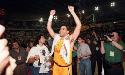 Richard Dacoury exulte après la victoire de Limoges en finale de la Coupe d'Europe de basket contre Trévise, le 15 avril 1993 au Pirée