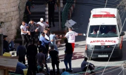 Des ambulanciers prennent en charge un blessé lors d'une opération des forces israéliennes à Naplouse, le 4 mai 2023 en Cisjordanie occupée