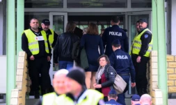 Des policiers à l'entrée du bâtiment du lycée russe à Varsovie, le 29 avril 2023