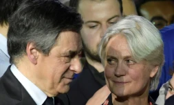 François Fillon (g) et son épouse Penelope Fillon, le 29 janvier 2017 à Paris