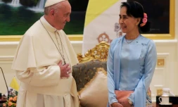 Le pape François (g) et la dirigeante birmane Aung San Suu Kyi (d), le 28 novembre 2017 à Naypyidaw en Birmanie