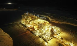 Vue aérienne de l'usine flottante et des installations de Eramet Grande côte (EGC), filiale du groupe minier français Eramet, exploitant une concession le sable minéralisé du désert de Lompoul, dans le nord du Sénégal, le 11 février 2025