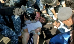 Les forces de sécurité tentent de dégager des manifestants antigouvernementaux bloquant une route dans le centre de Beyrouth le 31 octobre 2019