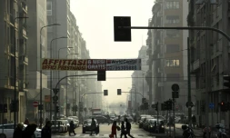 Trafic automobile dans une rue de Milan, le 20 février 2019 en Italie