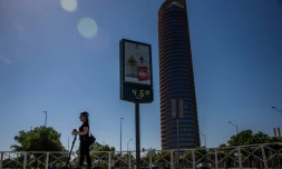 Un thermomètre indique une température de 46°C dans une rue de Séville, en Espagne, le 23 juillet 2024