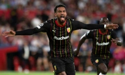 Le milieu de Lens Angelo Fulgini égalise sur coup franc sur le terrain du Séville FC, le 20 septembre 2023 