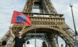 Un supporter du PSG devant la tour Eiffel, le 31 mai 2026 Ă Paris