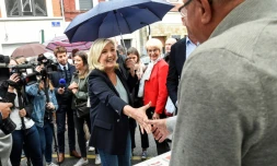 La président du RN Marine Le Pen, présidente du Rassemblement National (RN), salue les gens alors qu'elle se rend au marché aux puces local "braderie" le 8 septembre 2019 à Hénin-Beaumont, dans le nord de la France.