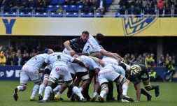 MĂȘlĂ©e entre Racing 92 (blanc) et Clermont en quarts de finale de Coupe d'Europe au stade Michelin, le 1er avril 2018