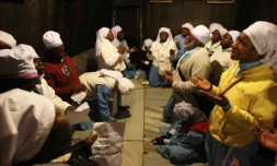 Des Nigérians prient dans l'église de la Nativité, à Bethléem, le 24 décembre 2015