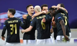 L'attaquant de l'Ajax Amsterdam, Brian Brobbey (d), est félicité par ses coéquipiers aprÚs son but marqué contre Lille, lors de leur 16e de finale aller de la Ligue Europa, le 18 février 2021 à Villeneuve-d'Ascq