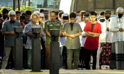 Des musulmans assistent Ă la priĂšre de l'AĂŻd el-Fitr, Ă Jakarta le 24 mai 2020