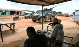 Des soldats ivoiriens en patrouille Ă Tougbo, prĂšs de la frontiĂšre avec le Burkina Faso, le 9 octobre 2025 en CĂŽte d'Ivoire