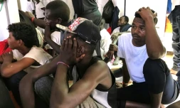 Attente des migrants à bord de l'Ocean Viking entre Malte et Lampedusa, le 21 août 2019