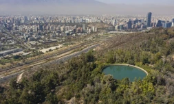 Vue aérienne d'un réservoir d'eau qui alimente la ville de Santiago du Chili, le 14 avril 2022