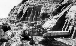 Des ouvriers découpent les statues de Ramsès II en vue de les transporter vers le nouvel emplacement des deux temples d'Abou Simbel, en Haute-Egypte, le 24 décembre 1964