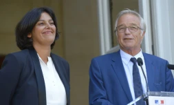 L'ex-ministre du Travail François Rebsamen et son successeur Myriam El Khomri à l'Elysée à Paris le 2 septembre 2015