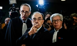 Le cardinal Philippe Barbarin, entouré de ses avocats, à son arrivée au tribunal de Lyon, le 7 janvier 2019