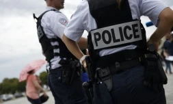 Deux policiers de dos le 24 juillet 2015 à Versailles