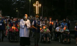 Quelque 9.300 personnes ont participé samedi soir 14 août 2021 à la traditionnelle procession mariale aux flambeaux sur l'esplanade du sanctuaire de Lourdes, où les fidèles ont récité plusieurs "Je vous salue Marie" en levant leurs flambeaux vers le ciel