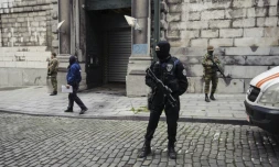 Des policiers et des militaires belges devant le palais de justice de Bruxelles le 20 novembre 2015
