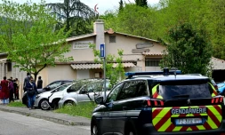 Un véhicule de la gendarmerie en patrouille près de la mosquée de la Grand-Combe, le 27 avril 2025 dans le Gard