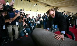 L'humoriste Conan O'Brien déroule le tapis rouge pour la 97e cérémonie des Oscars à Hollywood, le 26 février 2025 en Californie