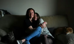 La gardienne de but de l'équipe de France de football, Pauline Peyraud-Magnin (g) et sa compagne, Camille Nell, lors d'un entretien avec l'AFP, le 27 février 2021 dans leur appartement à Madrid