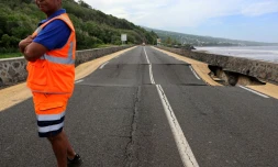 Une route endommagée par le passage du cyclone Garance à Saint-Leu, sur l'île de La Réunion, le 1er mars 2025