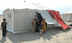 Des personnes déplacées devant leur tente au camp d'Al-Farsi, à Ras Imran, près d'Aden, le 17 septembre 2026 au Yémen