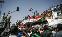 Des manifestants soudanais autour du QG de l'armée, à Khartoum, le 17 avril 2019