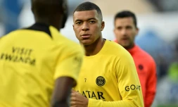 L'attaquant français du Paris Saint-Germain, Kylian Mbappé, s'échauffe avant le match de L1 contre l'AJ Auxerre, à Auxerre, le 21 mai 2023
