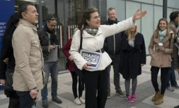 Barbara, une guide SDF de Vienne guide les touristes près de la gare lors d'un "Shades Tours" destiné à faire de le tour des installations pour sans-abris le 30 octobre 2016