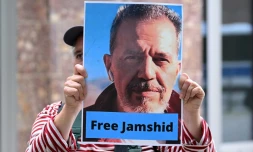 Un manifestant tient une photo de Jamshid Sharmahd, devant le ministÚre allemand des Affaires étrangÚres à Berlin, le 31 juillet 2023