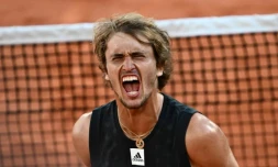 La joie de l'Allemand Alexander Zverev, après avoir battu l'Espagnol Carlos Alcaraz, 6-4, 6-4, 4-6, 7-6 (9/7), en quart de finale du tournoi de Roland-Garros, le 31 mai 2022