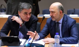 Le ministre grec des Finances Euclid Tsakalotos (g) et le commissaire européen à l'Economie Pierre Moscovici, le 27 janvier 2017 à Bruxelles