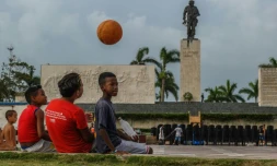 De jeunes Cubains jouent près du mausolée de Che Guevara Mausoleum, à Santa Clara à Cuba, le 29 septembre 2017 