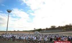 Mercredi 1 Octobre 2008

Saint-Denis - La prière de l'Aid el filtr a réuni des centaines de Musulmans au vélodrome pour célébrer la fin du ramadan