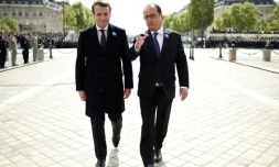 Le président élu Emmanuel Macron (g) et le sortant François Hollande (d), le 8 mai 2017 à Paris