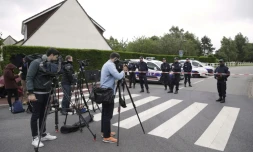 Journalistes et policiers le 14 juin 2016 à Magnanville