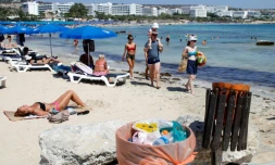 Des poubelles sur une plage de la station balnéaire d'Ayia Napa, à Chypre, le 7 septembre 2017
