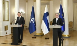 Le secrétaire général de l'Otan Jens Stoltenberg (G) et le président finlandais Sauli Niinistö lors d'une conférence de presse commune le 25 octobre 2021 à Helsinki