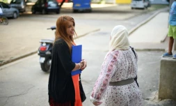 Fatiha (g) et une membre du collectif des parents du quartier du Petit-Bard/Pergola à Montpellier se rencontrent dans les rues de la ville le 30 août 2016