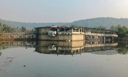 Les restes d'une discothèque après avoir été ravagée par un incendie à Goa, dans l'ouest de l'Inde, le 7 décembre 2025